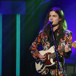 BØRNS singing and playing guitar