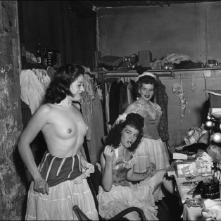 4th October 1950: Showgirls in a dressing room at a New Orleans Burly-Que. (Photo by Weegee(Arthur Fellig)/International Center of Photography/Getty Images)