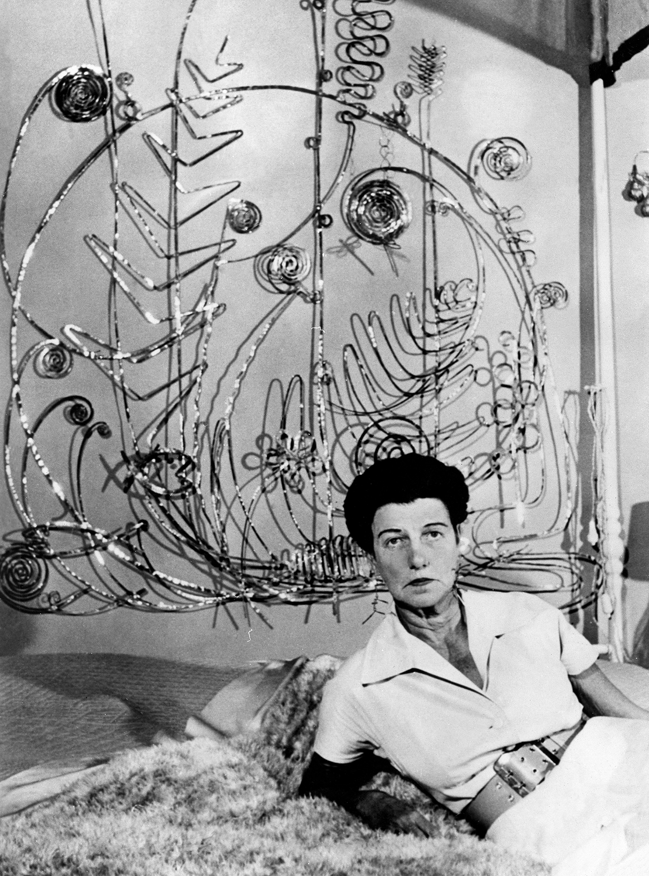 (GERMANY OUT) PEGGY GUGGENHEIM (1898-1979). American art collector. Guggenheim under a sculpture by Alexander Calder in 1961. (Photo by ullstein bild/ullstein bild via Getty Images)