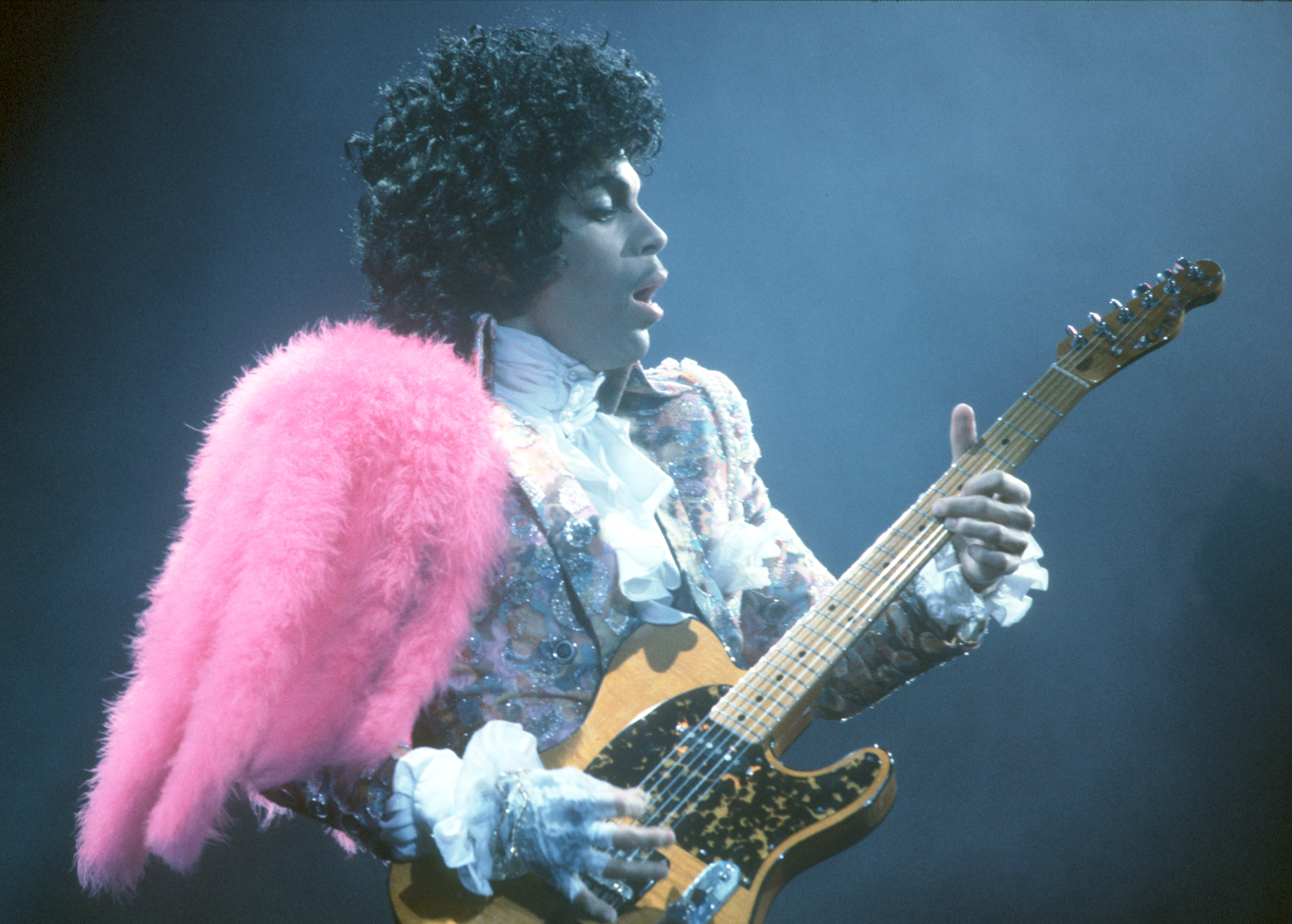 INGLEWOOD, CA - FEBRUARY 19: Prince performs live at the Fabulous Forum on February 19, 1985 in Inglewood, California. (Photo by Michael Ochs Archives/Getty Images)