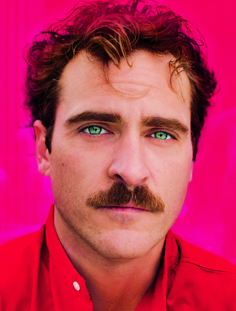 joaquin phoenix,, with green eyes wearing a red shirt, her film