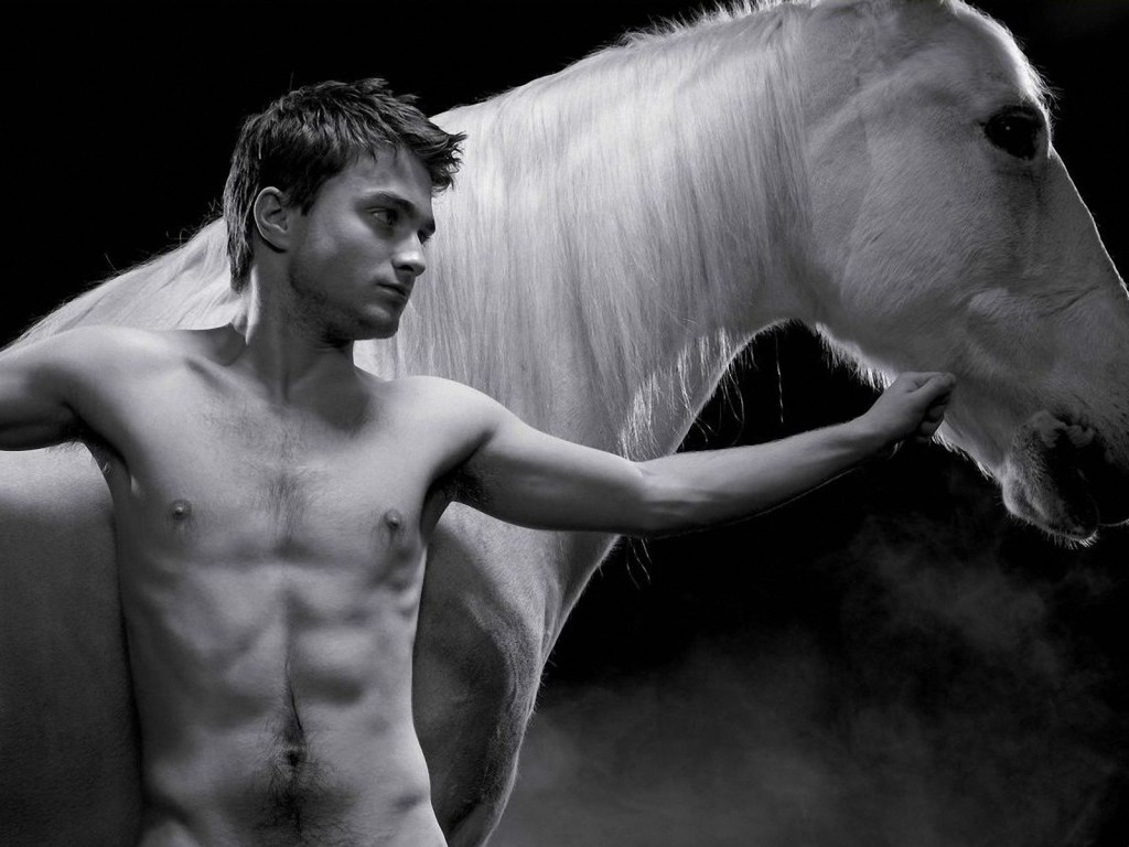 05-09JUN16_daniel-radcliffe-LANDING-press_image-Uli_Weber,_Associated_Press