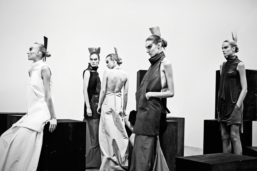 09_p2_haute_a_porter_filep_motwary_modemuseum_hasselt_rick_owens_ss_2011_clement_louis_yatzer