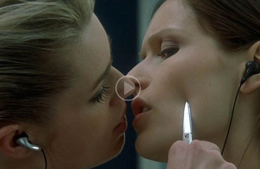 04-femmefatale-witharrow