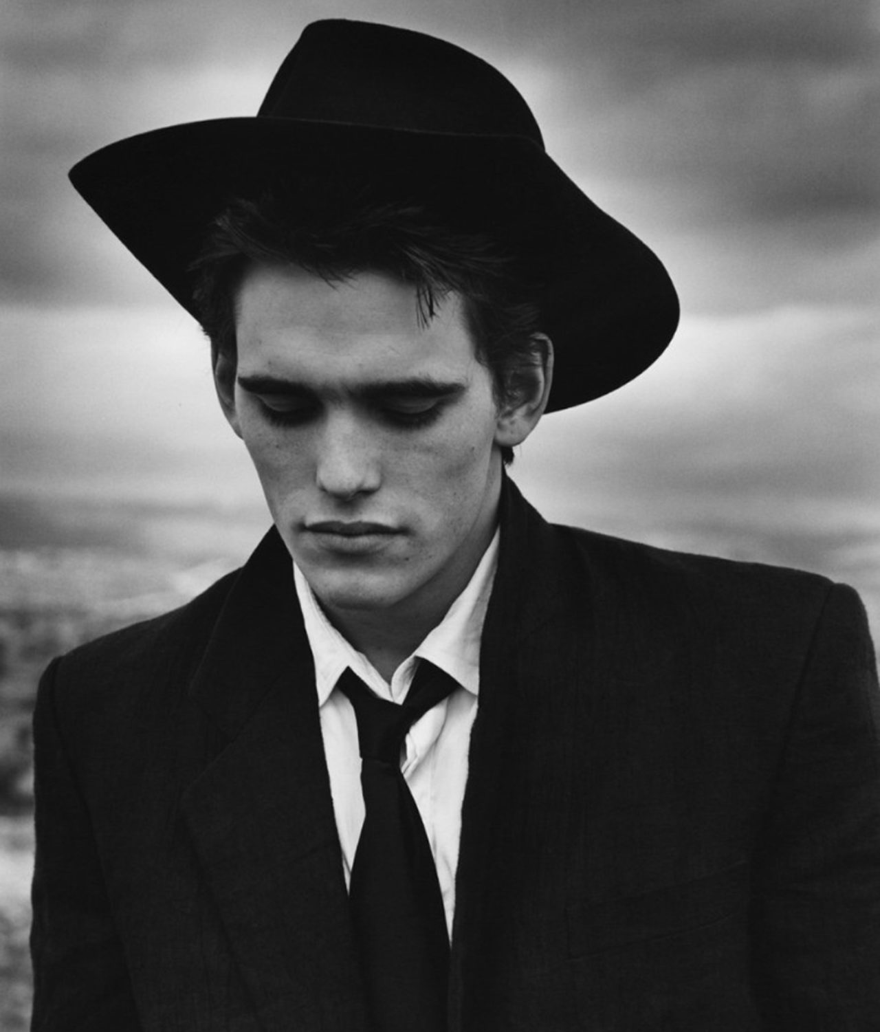 matt-dillon wearing a hat and suit