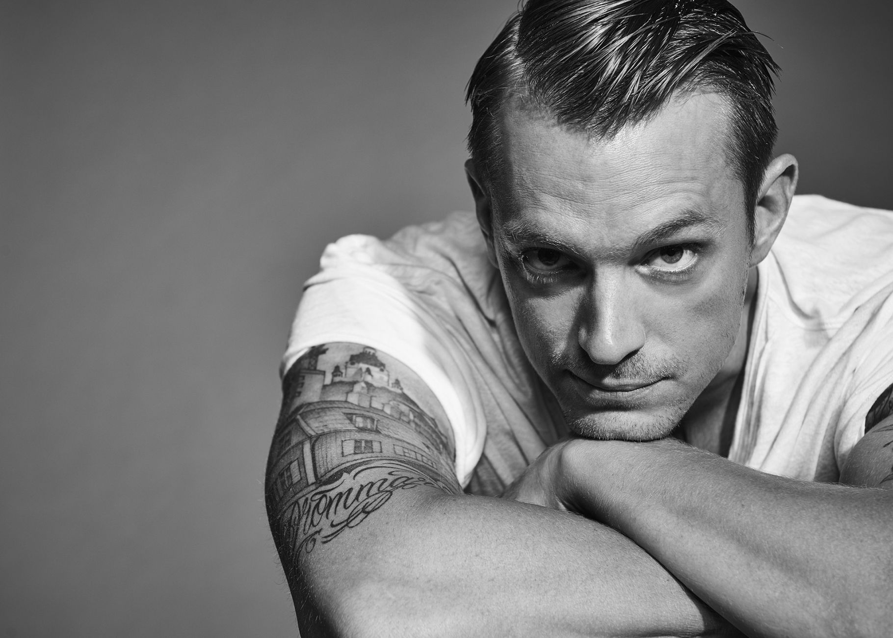 Altered Carbon Joel Kinnaman Glam Shot