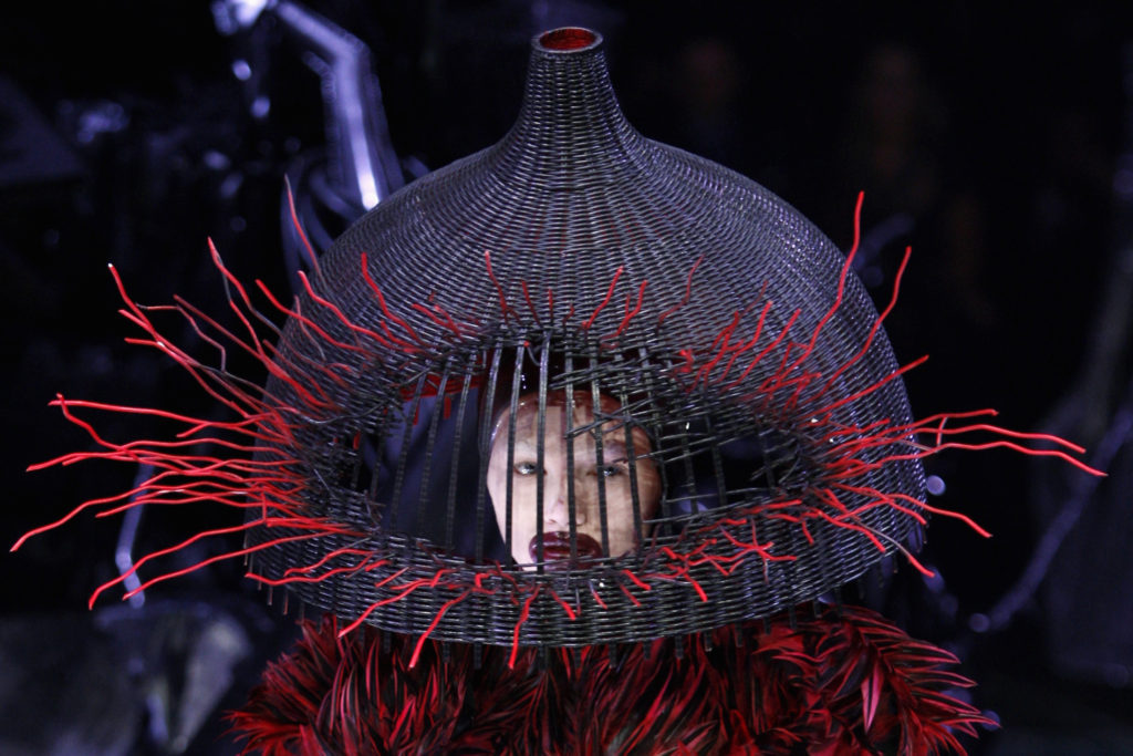 A Model wears a creation by Alexander McQueen as part of his Fall/Winter 2009/10 ready-to-wear women's collection during Paris Fashion Week March 10, 2009. REUTERS/Pascal Rossignol (FRANCE FASHION) - RTXCLSZ