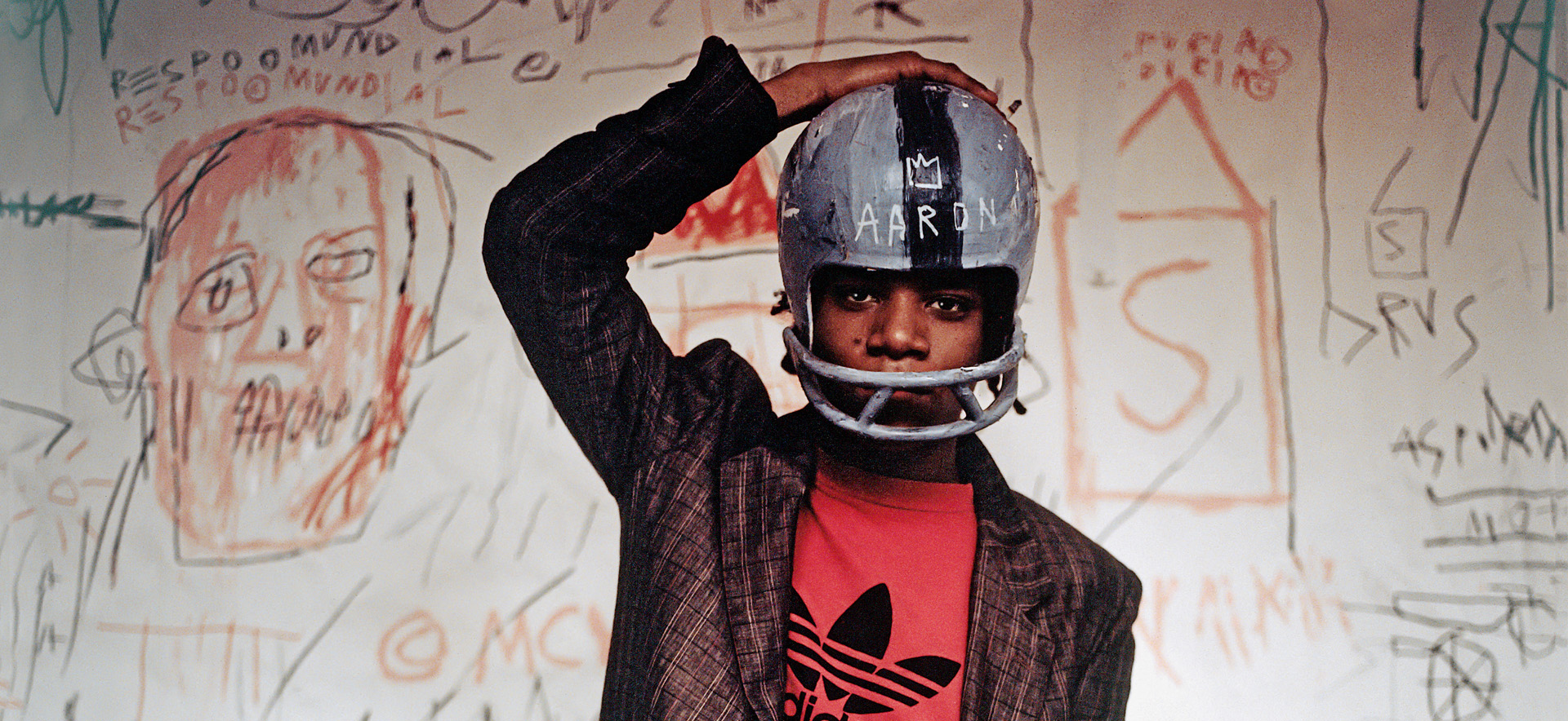 Header_Schirn_Presse_Basquiat_Jean-Michel_Basquiat_wearing_an_American_football_helmet_1981