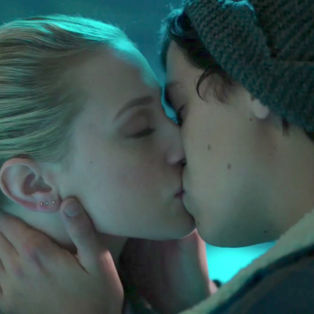 betty-kiss-riverdale