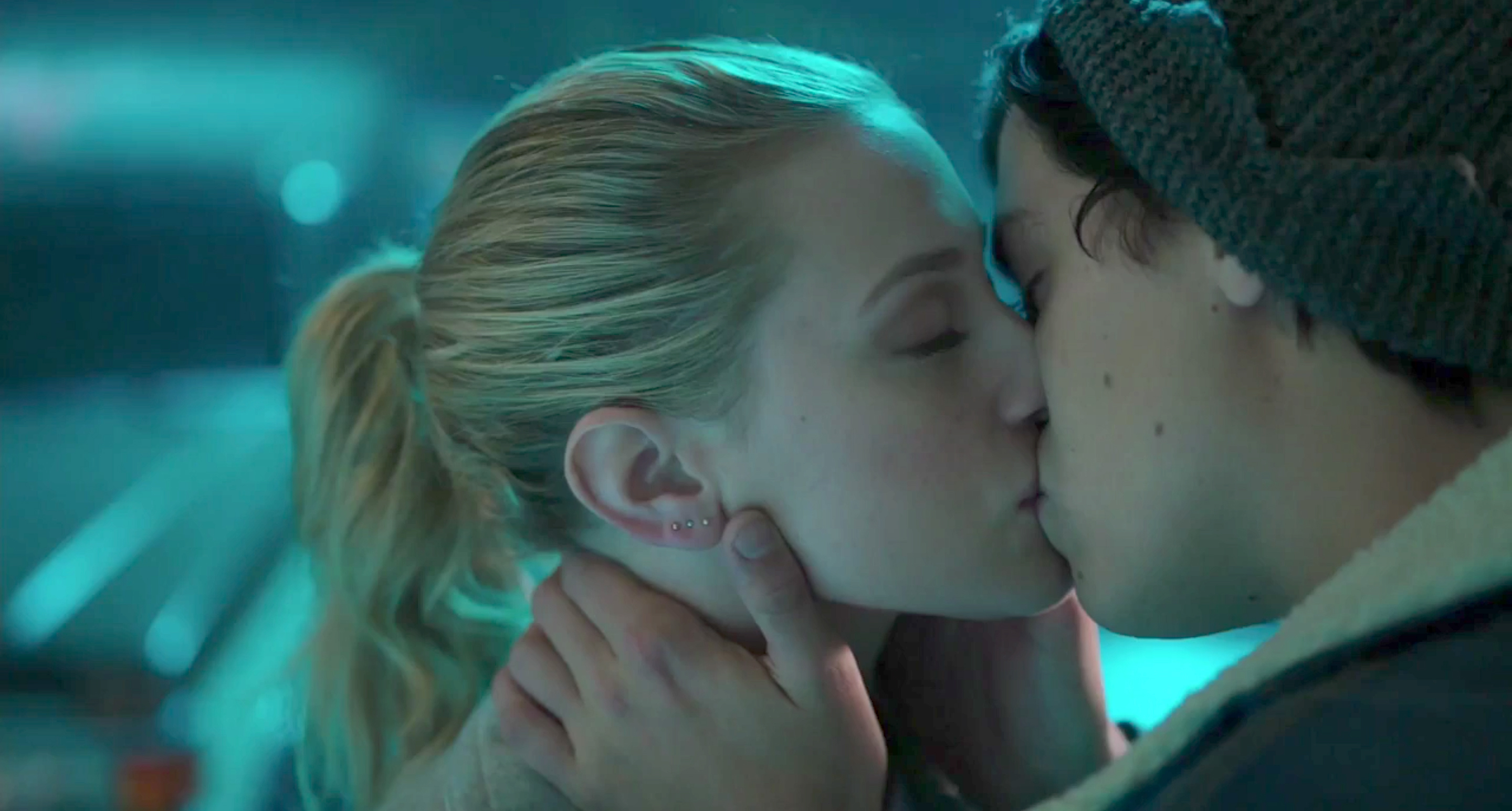 betty-kiss-riverdale