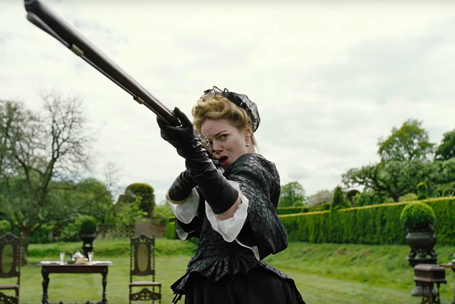 the-favourite-trailer-emma-stone-gun