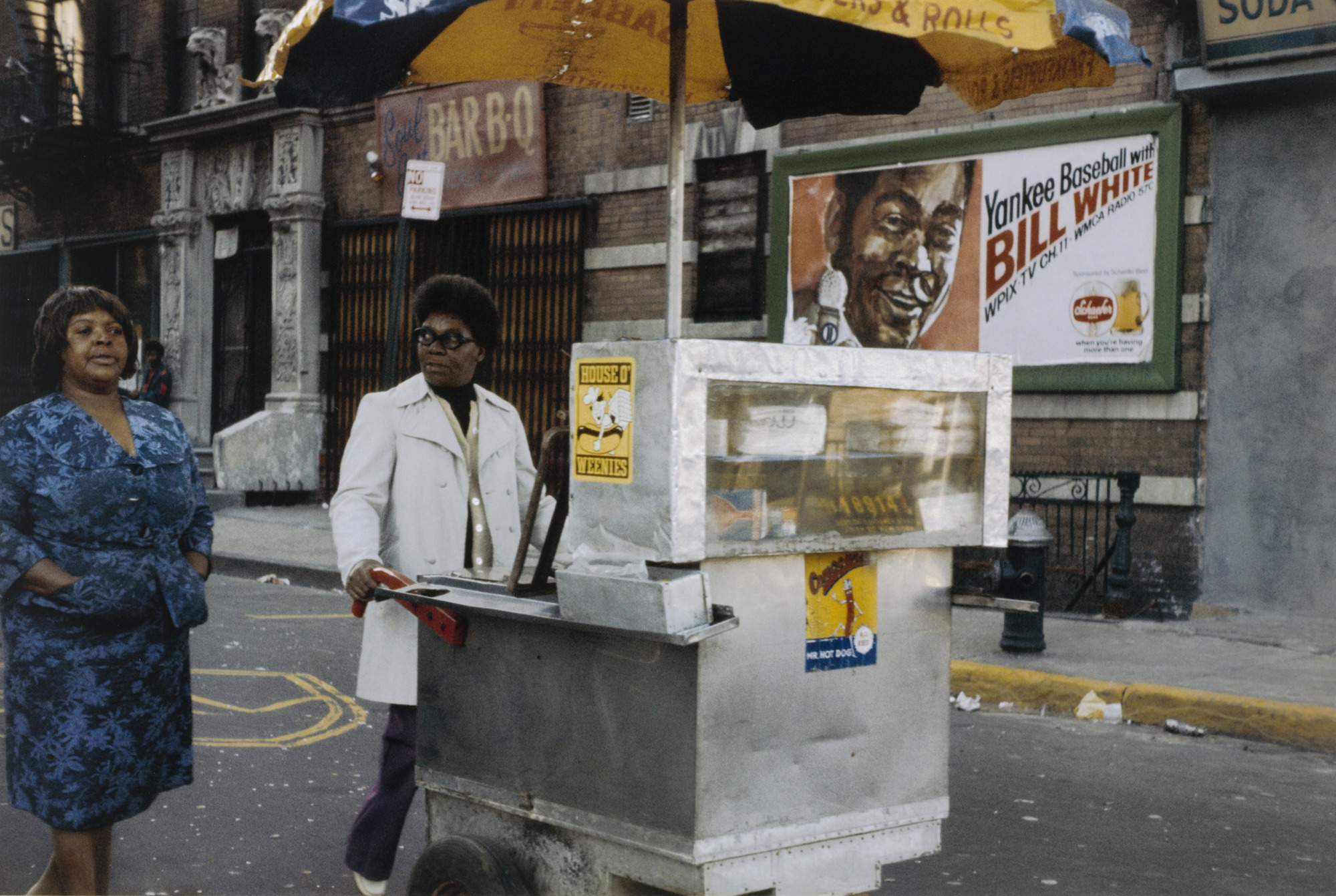 Women at a hot dog stand in New York, by Helen Levitt