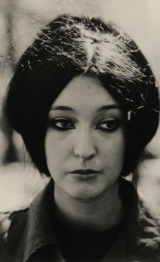 Diane Arbus photo of a woman in NYC wearing eyeliner