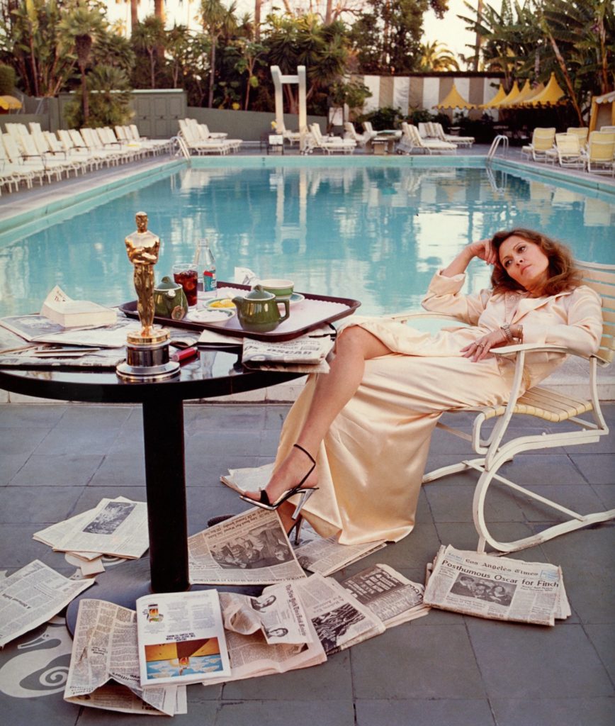 Faye Dunaway poolside with her Oscar