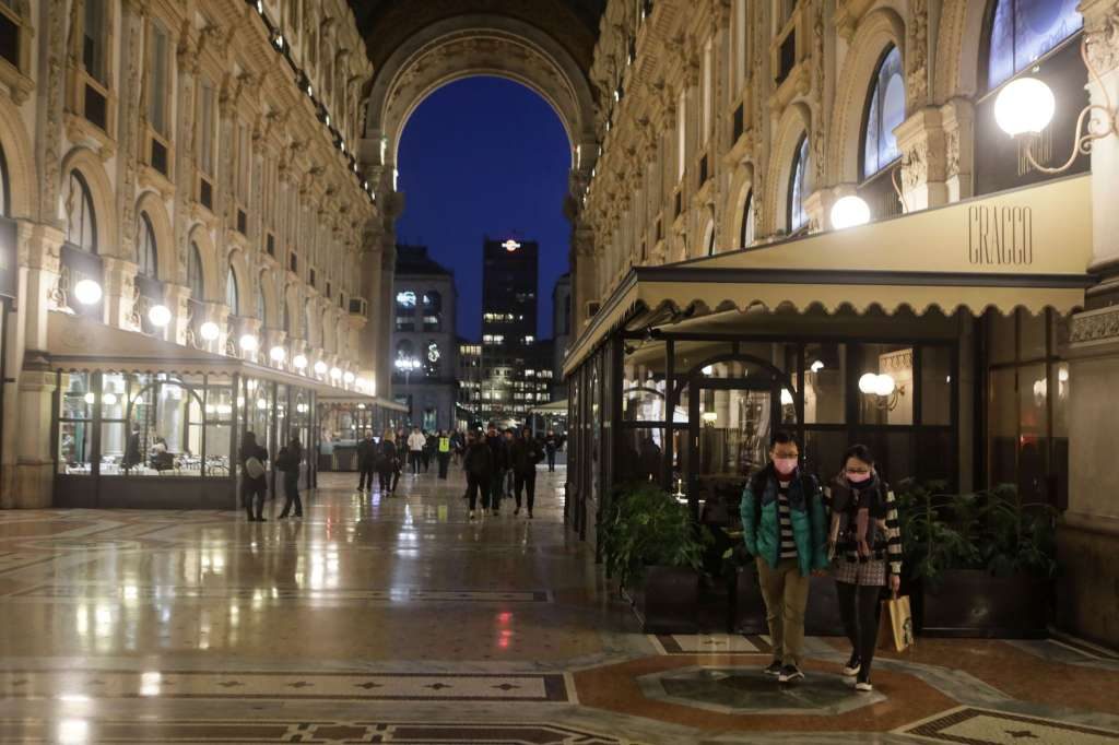 empty restaurants and shopping in Milan
