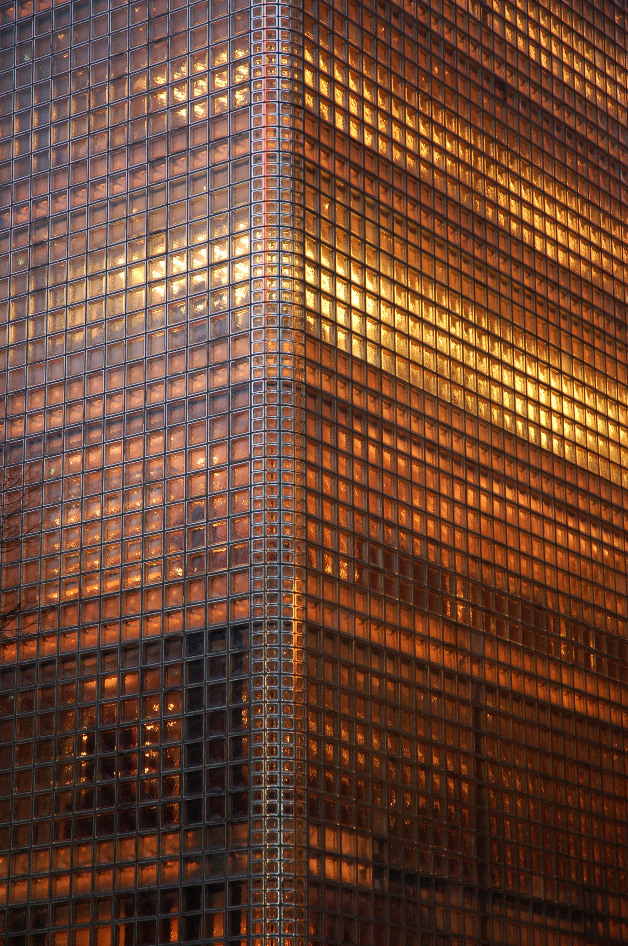 Maison Hermes houses the Fondation by Renzo Piano
