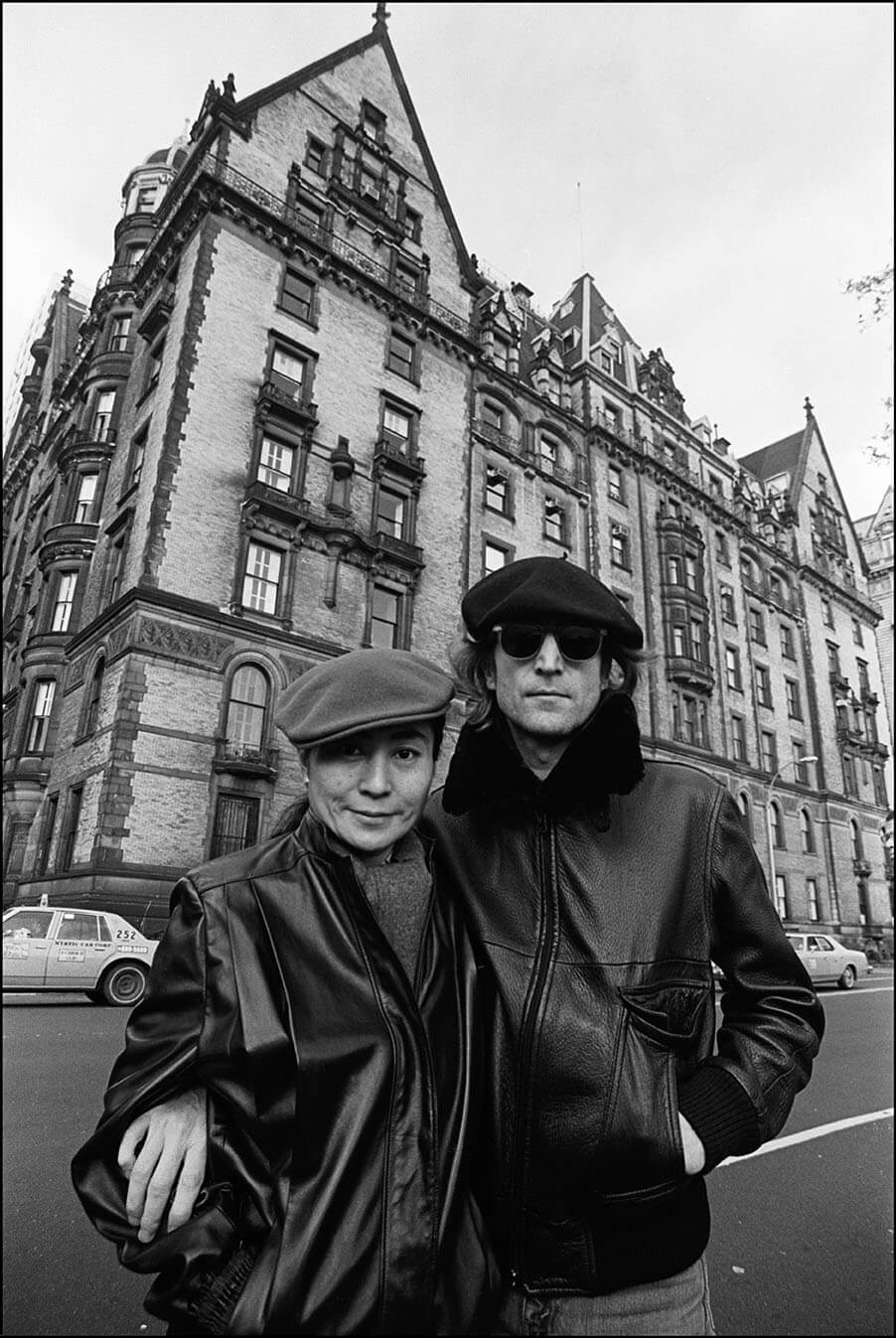 Allan Tannenbaum John Lennon and Yoko Ono in front of the Dakota, New York, 1980