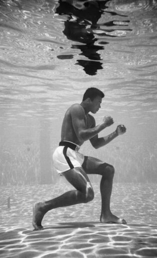 landing Flip Schulke Ali Underwater, 1961