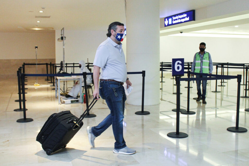 Ted Cruz fleeing Texas for Cancun