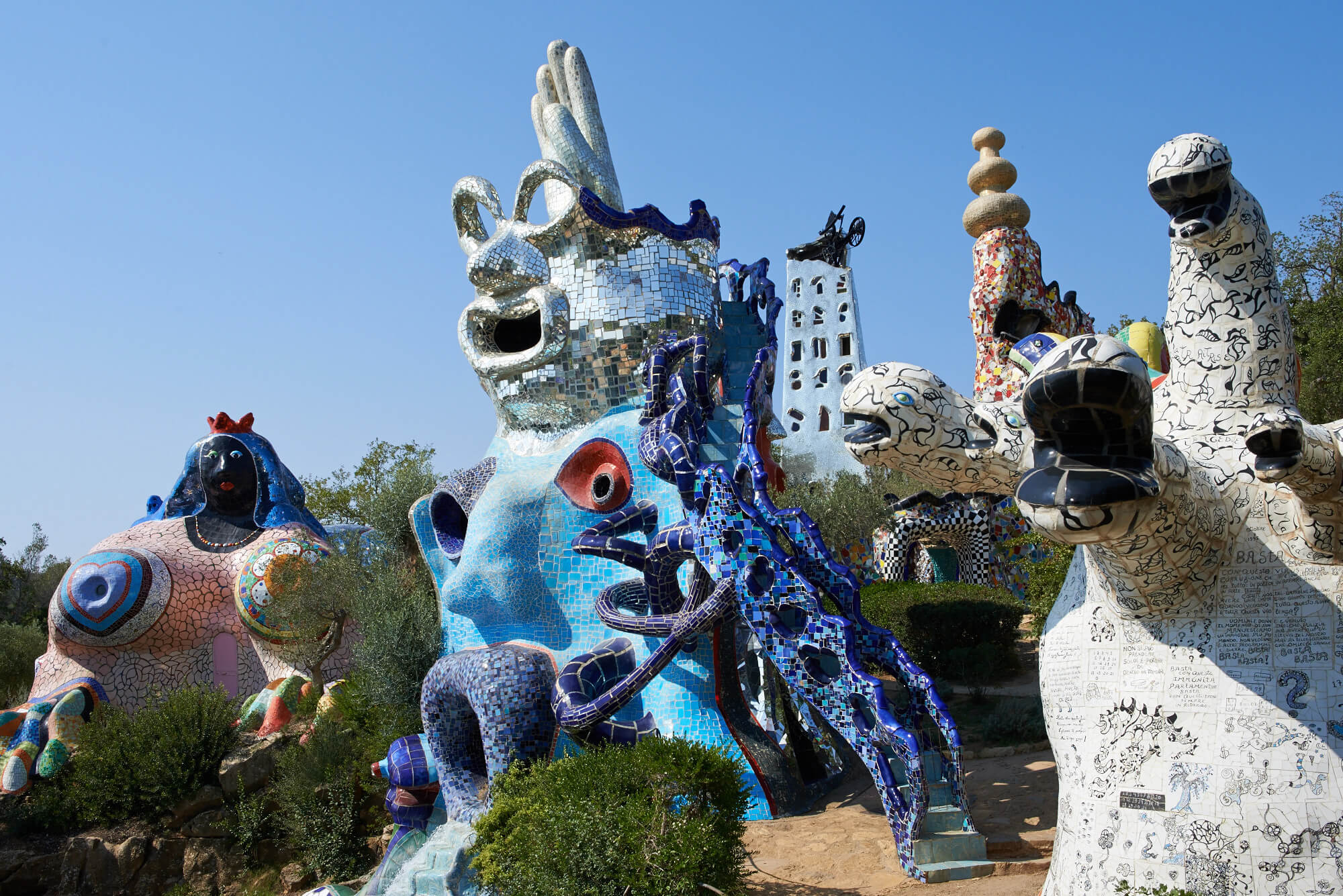 Niki de Saint Phalle. Tarot Garden, Garavicchio, Italy. © 2021 FONDAZIONE IL GIARDINO DEI TAROCCHI. Photo: Peter Granser.
