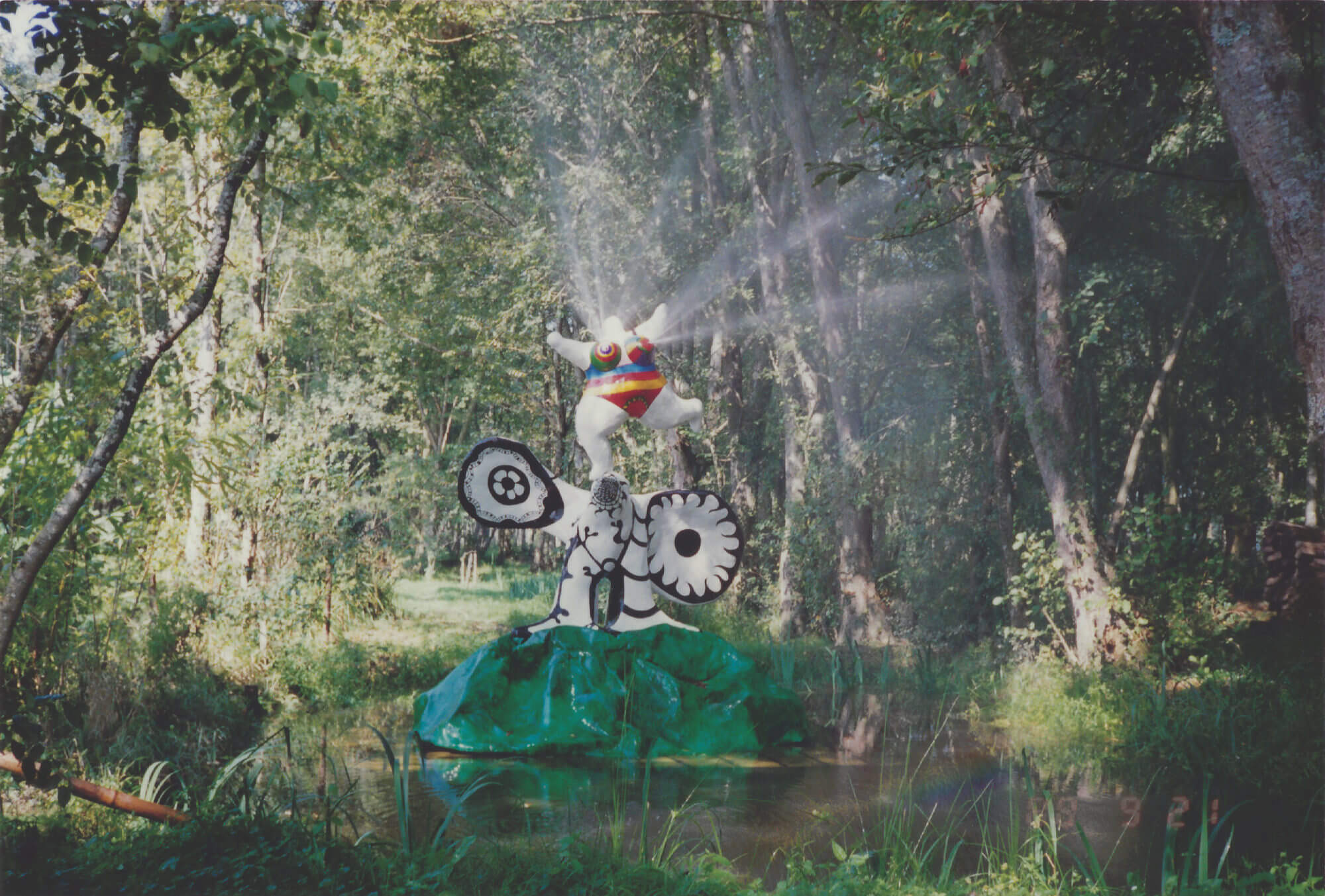 Niki de Saint Phalle. La femme et L’oiseau fontaine. 1967–88. Painted polyester resin. 137 3/4 × 118 1/8 × 82 5/8″ (349.9 × 300 × 209.9 cm). © 2021 Niki Charitable Art Foundation