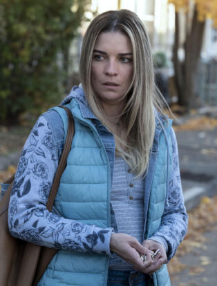 Annie Murphy in Kevin Can F**k Himself