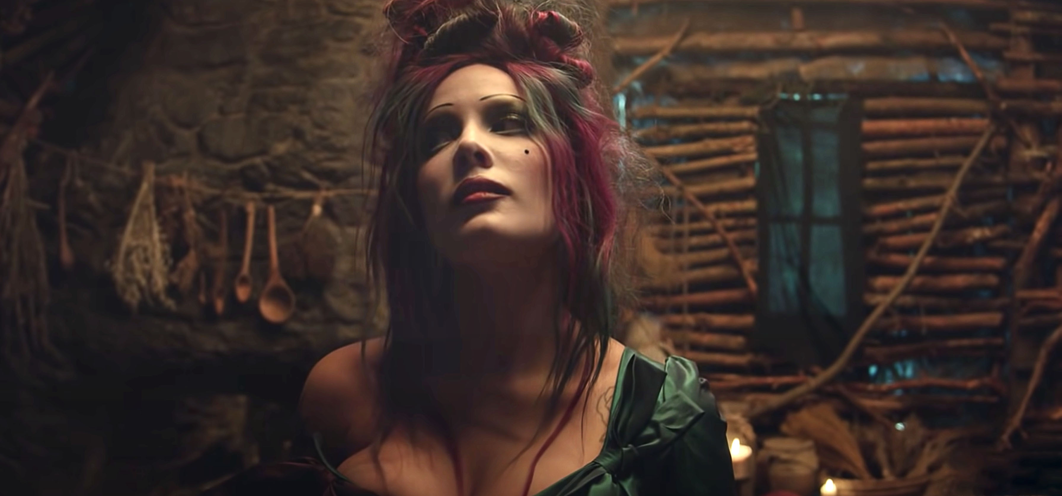 Halsey-Looking-Like-a-Pyscho Whore-With-Multi-Colored-Hair