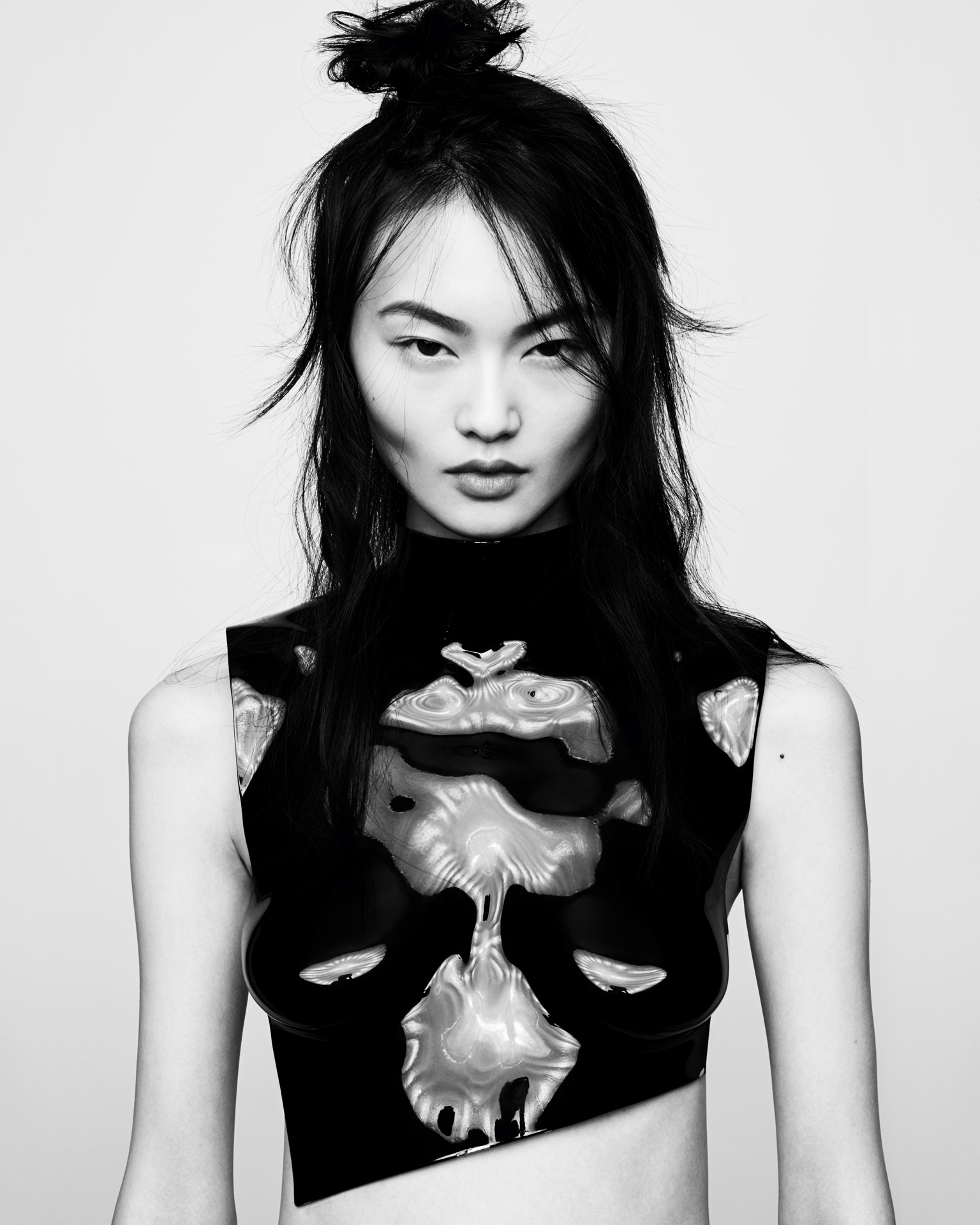 Model-He-Cong-Wearing-Cropped-Black-Shirt-with-Silver-Metal-Ornaments