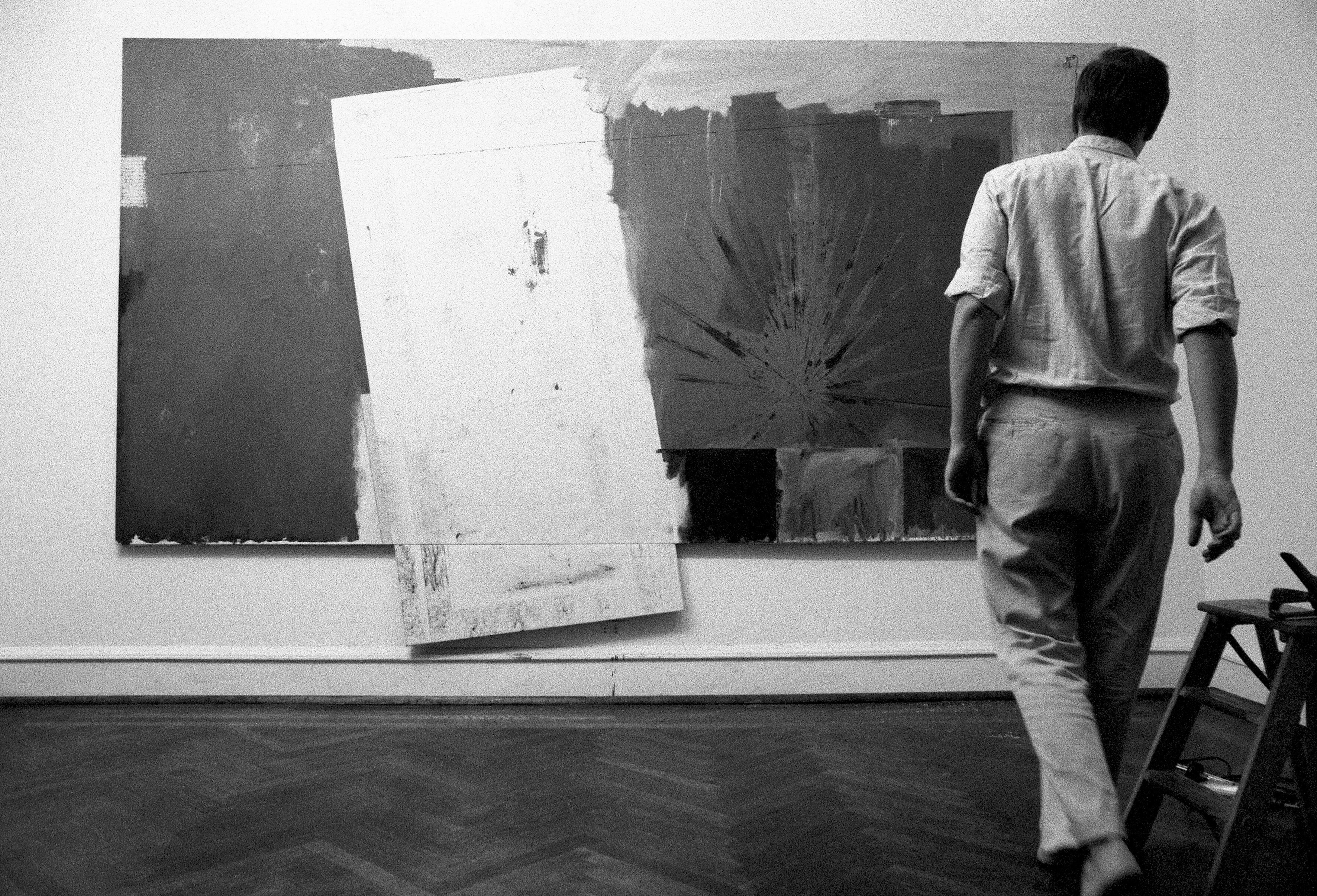 Ugo Mulas, Jasper Johns, 1964. Vintage gelatin silver print, 9 7/8 × 14 1/2 in. (25 × 37 cm). Ugo Mulas Archive, Milan. Photograph © Ugo Mulas Heirs
