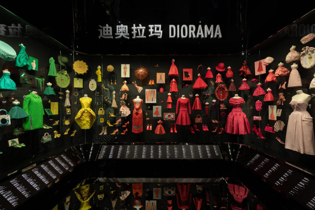 DIOR_DESIGNER-OF-DREAMS_EXHIBITION_2021_SCENOGRAPHY_©Dirk-Weiblen_76-scaled.jpeg