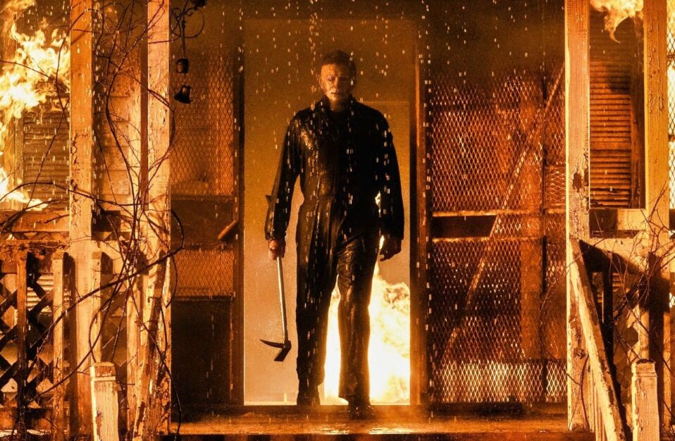 HALLOWEEN KILLS EVIL MAN IN THE DOOR FRAME OF A HOUSE ON FIRE WITH AN AX