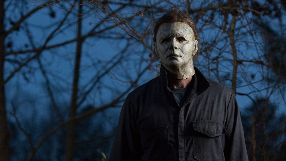 Killer Michael Meyers in the woods in Killing Halloween