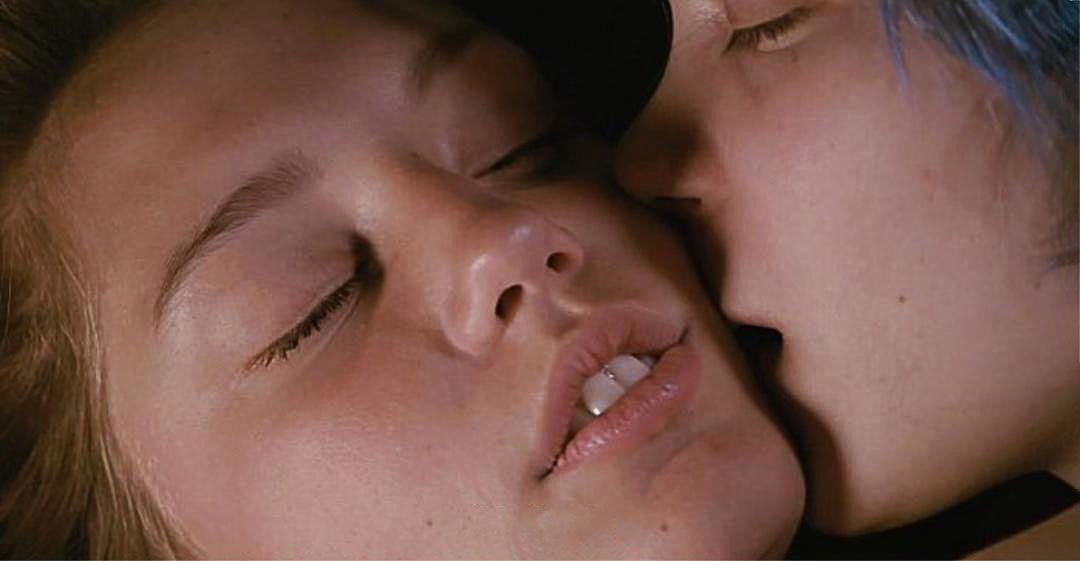 Blue_Is_the_Warmest_Color-Lèa Seydoux Kissing Her Girlfriend