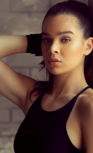 Hailee Steinfeld As Kate Bishop Working Out in Hawkeye