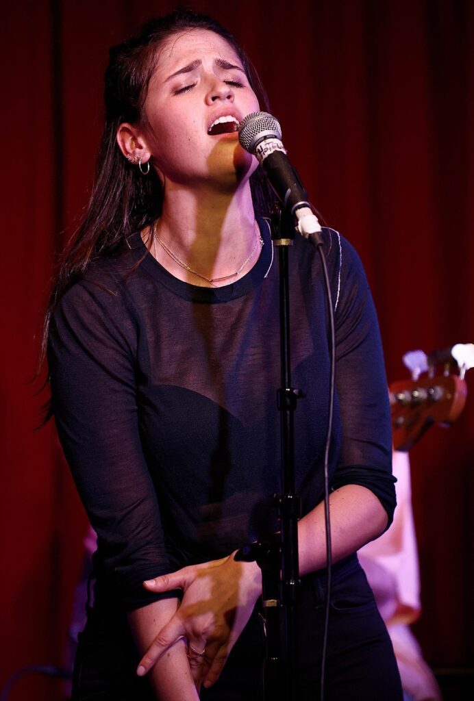 Rozzi Singing Live