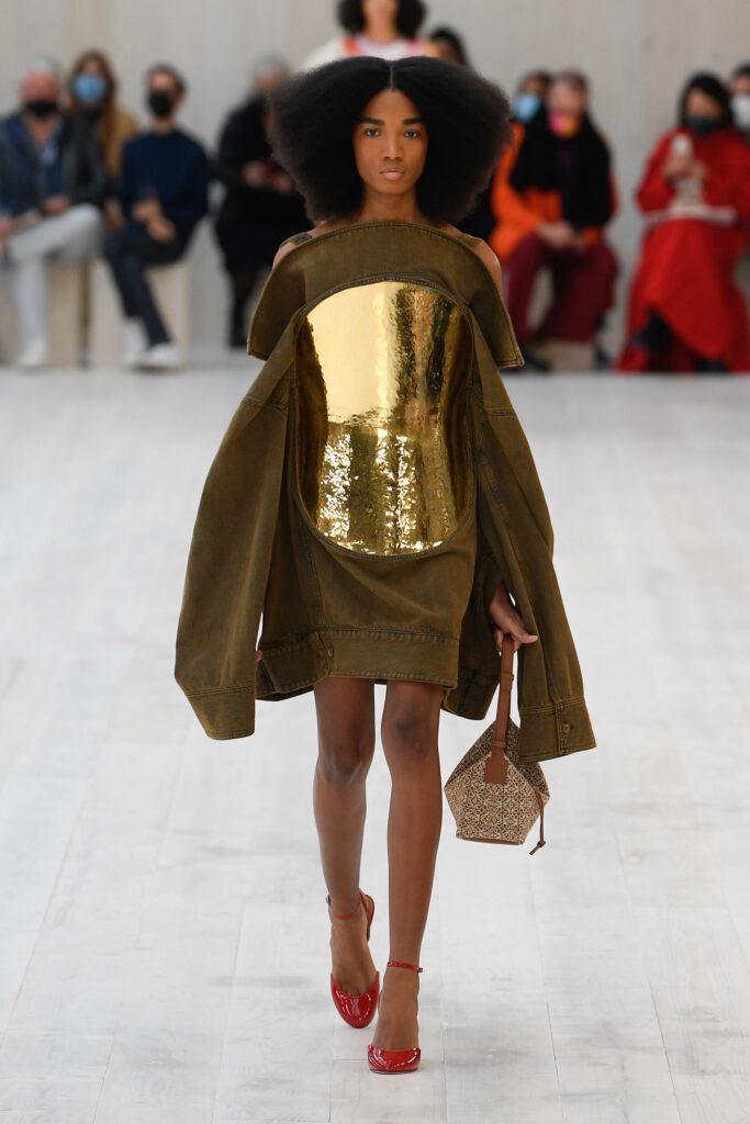 LOEWE_Spring_Summer_2022_Gold Runway look