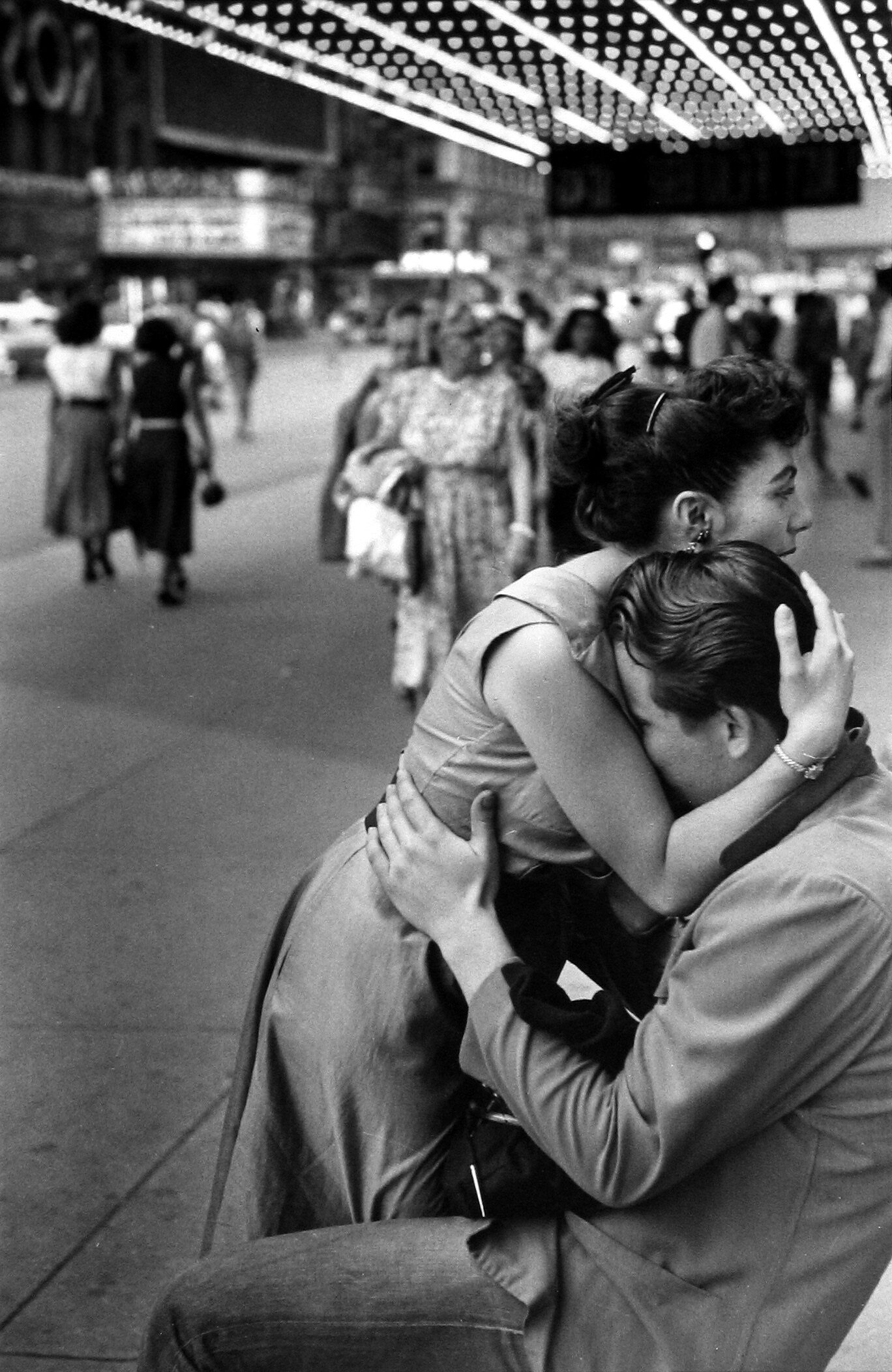 Ruth Orkin, Street Embrace, New York City, 1948-50 © Ruth Orkin Photo Archive