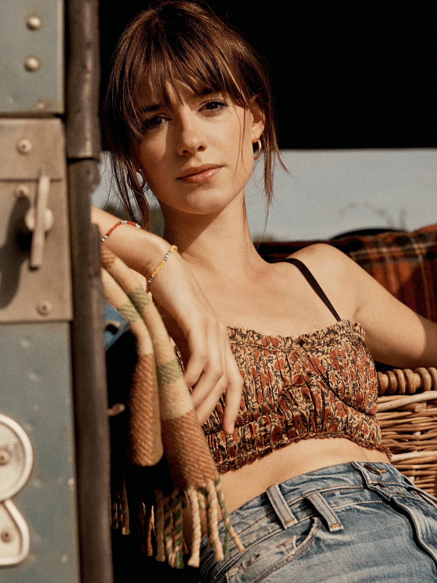 daisy edgar jones in midriff and jeans
