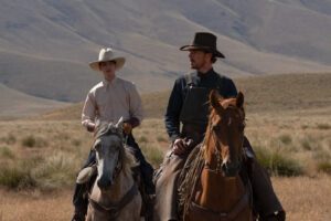 kodi smit-mcphee and benedict cumberbatch on horseback in the power of the dog